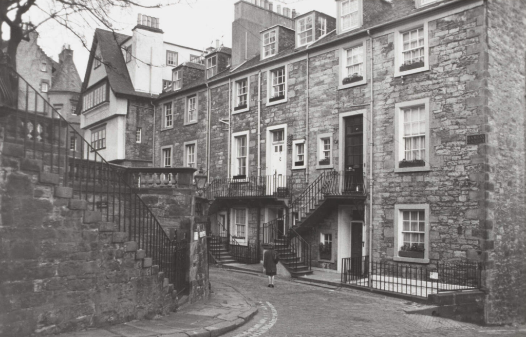 The Ramsay Garden townhouses, with Patrick Geddes' additions to the left. © Edinburgh City Libraries